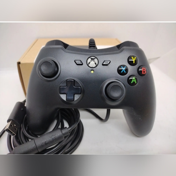 Amazon Basics XBOX One Video Game Controller Wired Black  NEW SEALED!! - Picture 2 of 4